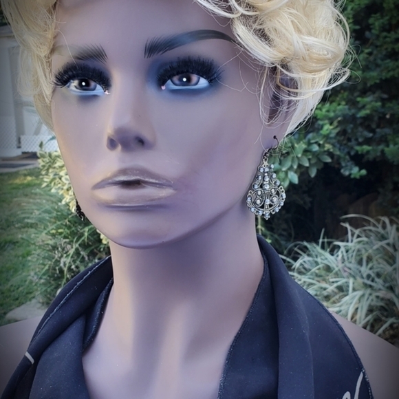 Vintage Pierced lightweight earrings - Picture 4 of 8